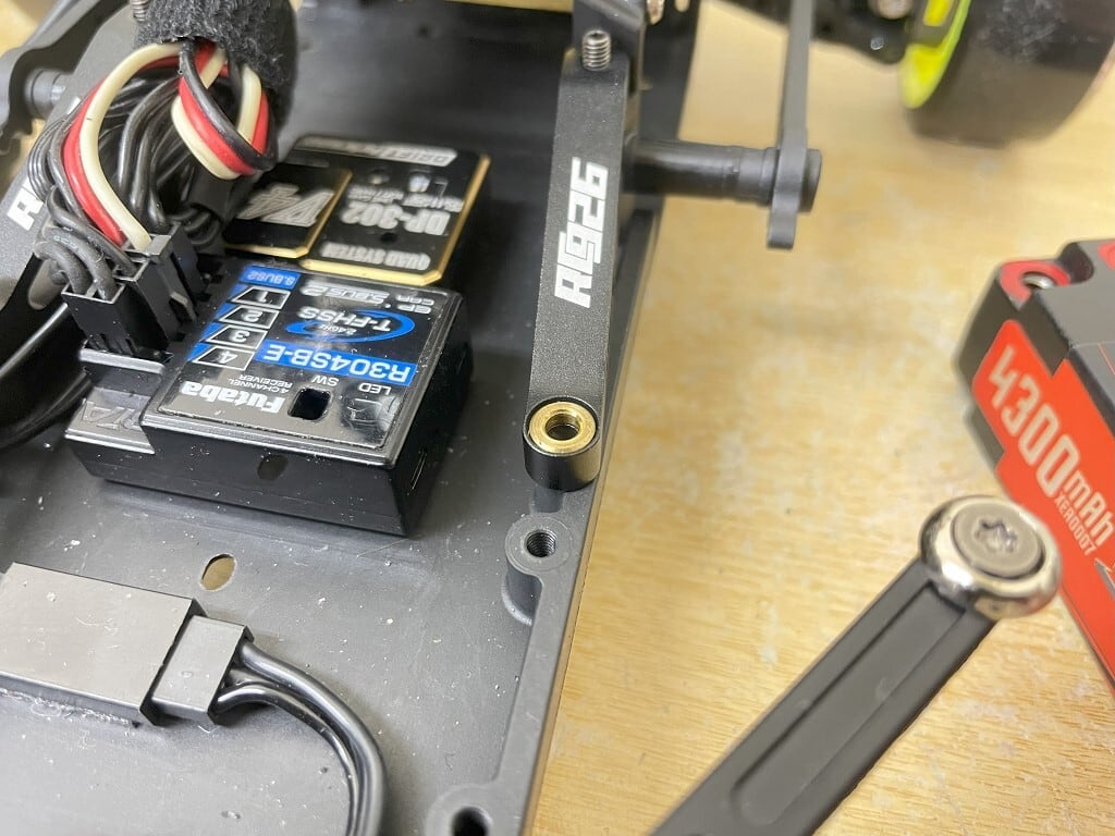 RC926】RDX用アルミシャーシブレース(2個入り)マットブラック KN RC926】RDX用アルミシャーシブレース(2個入り)マットブラック KN