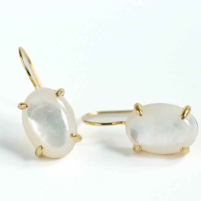 フォーマルOK！毎日使いたくなるマザーオブパールのピアス｜シルバー925・18KGP仕上げ