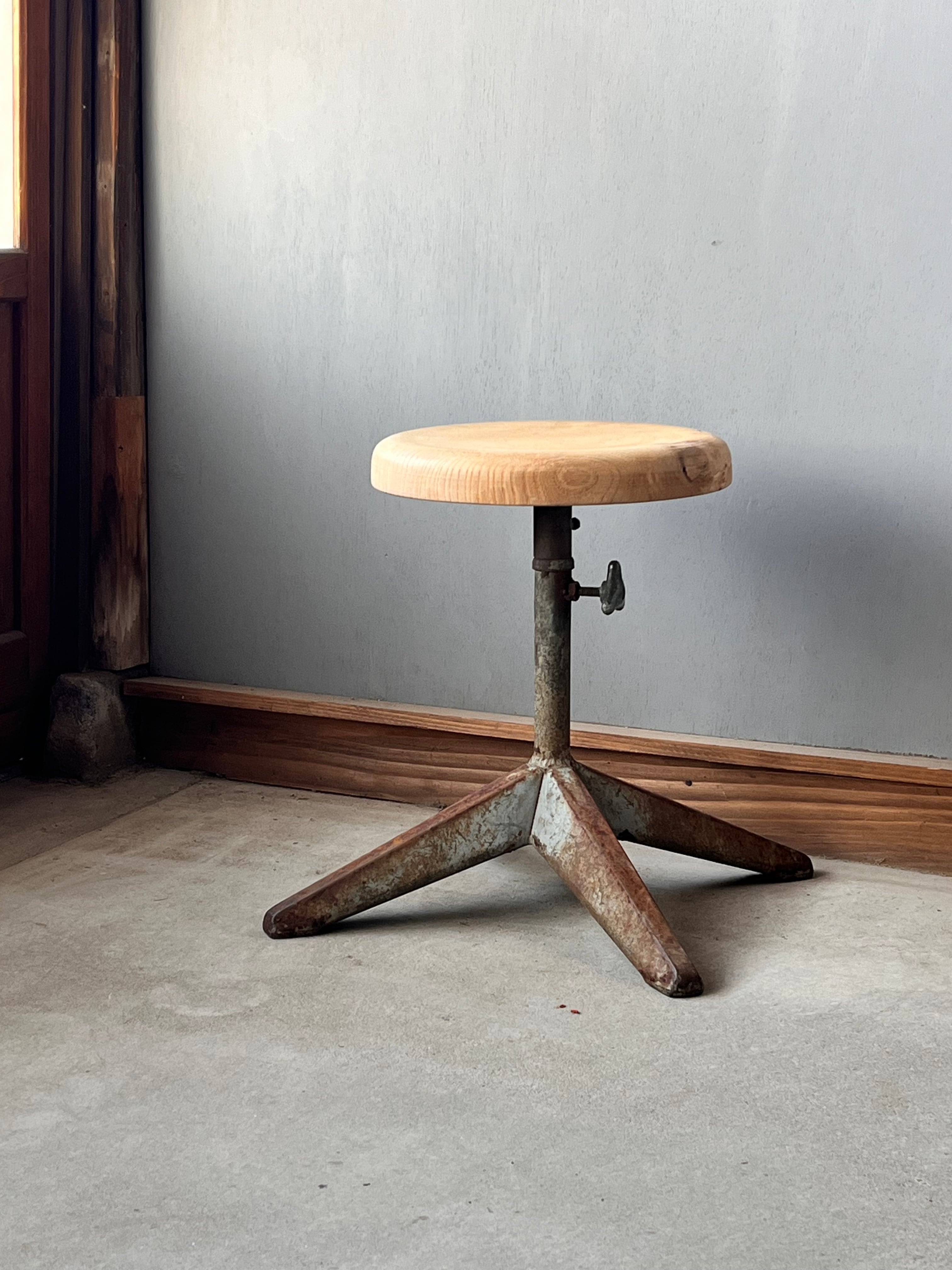 鉄脚のスツール