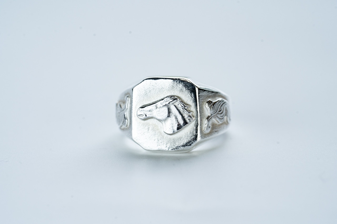 R-090 Square signet ring horsetail (SV hose)