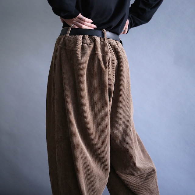 2-tuck balloon silhouette brown wide corduroy pants