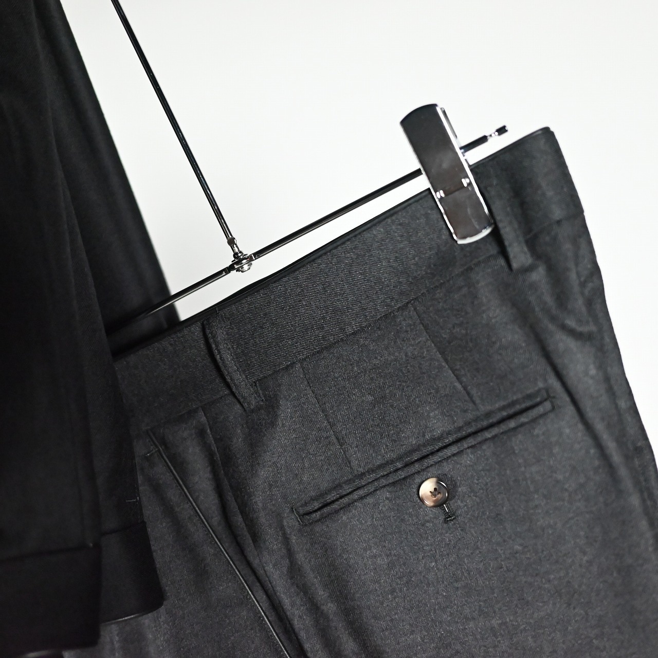INTERIM / SUPER 120'S LIGHT WOOL FRANO WITH LEATHER PIPING 2-TUCK STRAIGHT SLACKS
