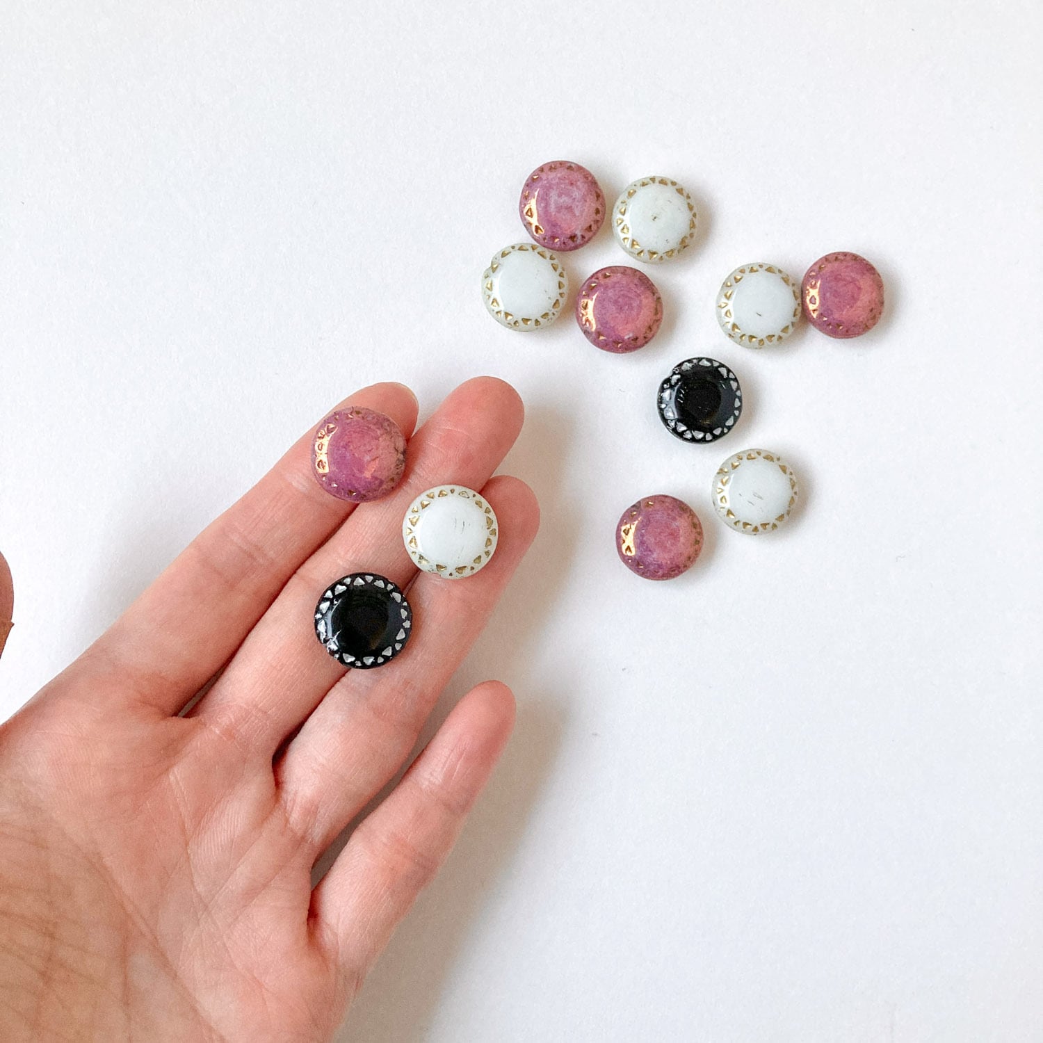 三角模様の縁入りチェコビーズ