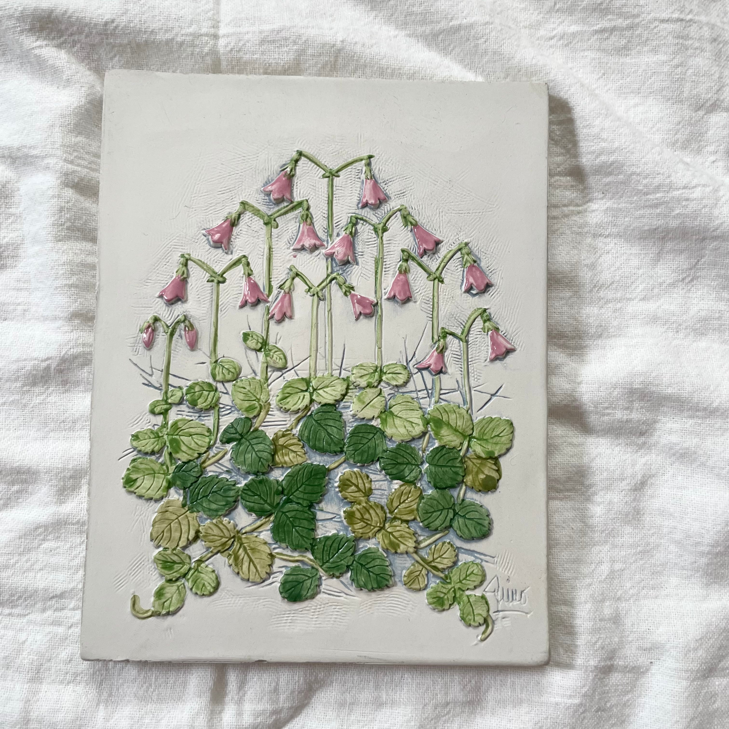 白地にリネアの花の陶板 | tsuitachi craft&brocante