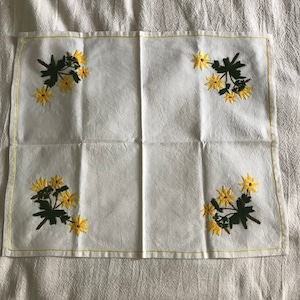 スウェーデンの黄色い花刺繍の布
