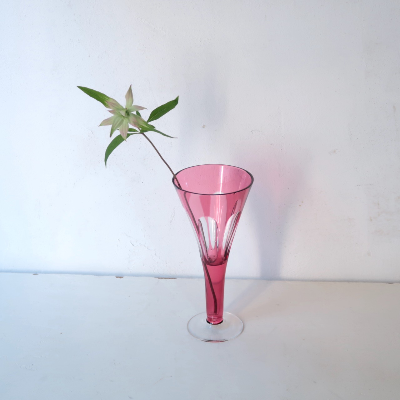 朝顔のような切子の花瓶