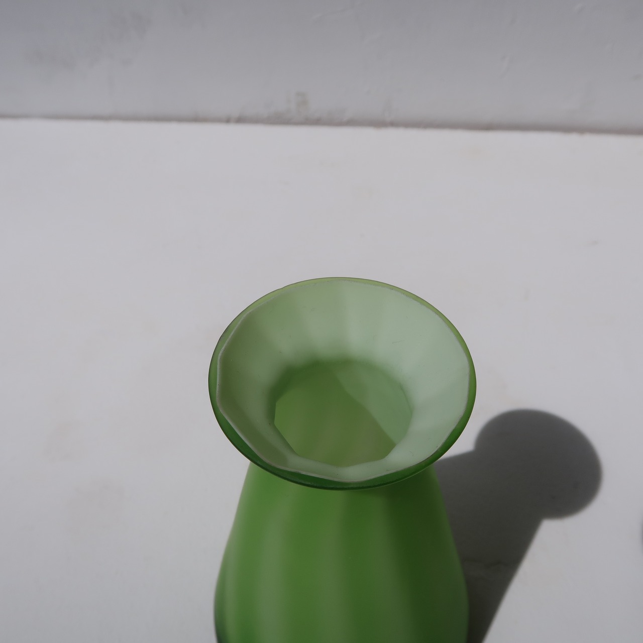 マットグリーンの一輪挿し