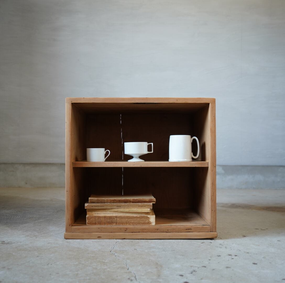 古い2段の木製棚