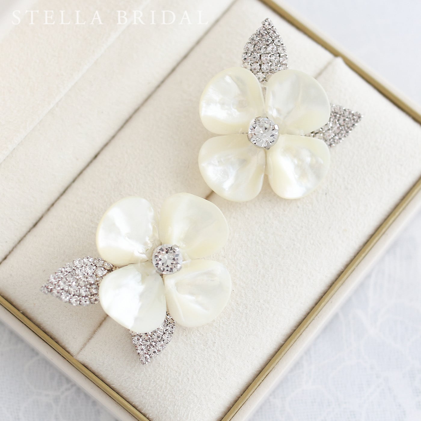 【値下げ】STELLA BRAIDAL スワロフスキー＆シェルフラワーピアス