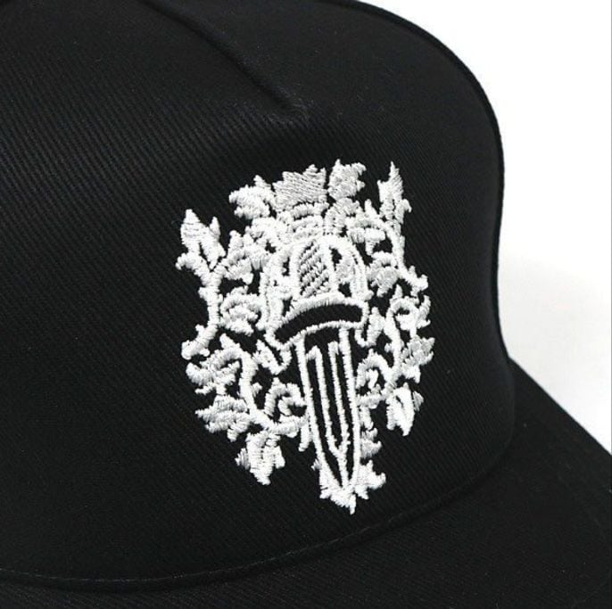 クロムハーツ ヴァインダガー刺繍 トラッカーキャップ 帽子 メンズ CHROME HEARTS クロムハーツ ヴァインダガー刺繍 トラッカー