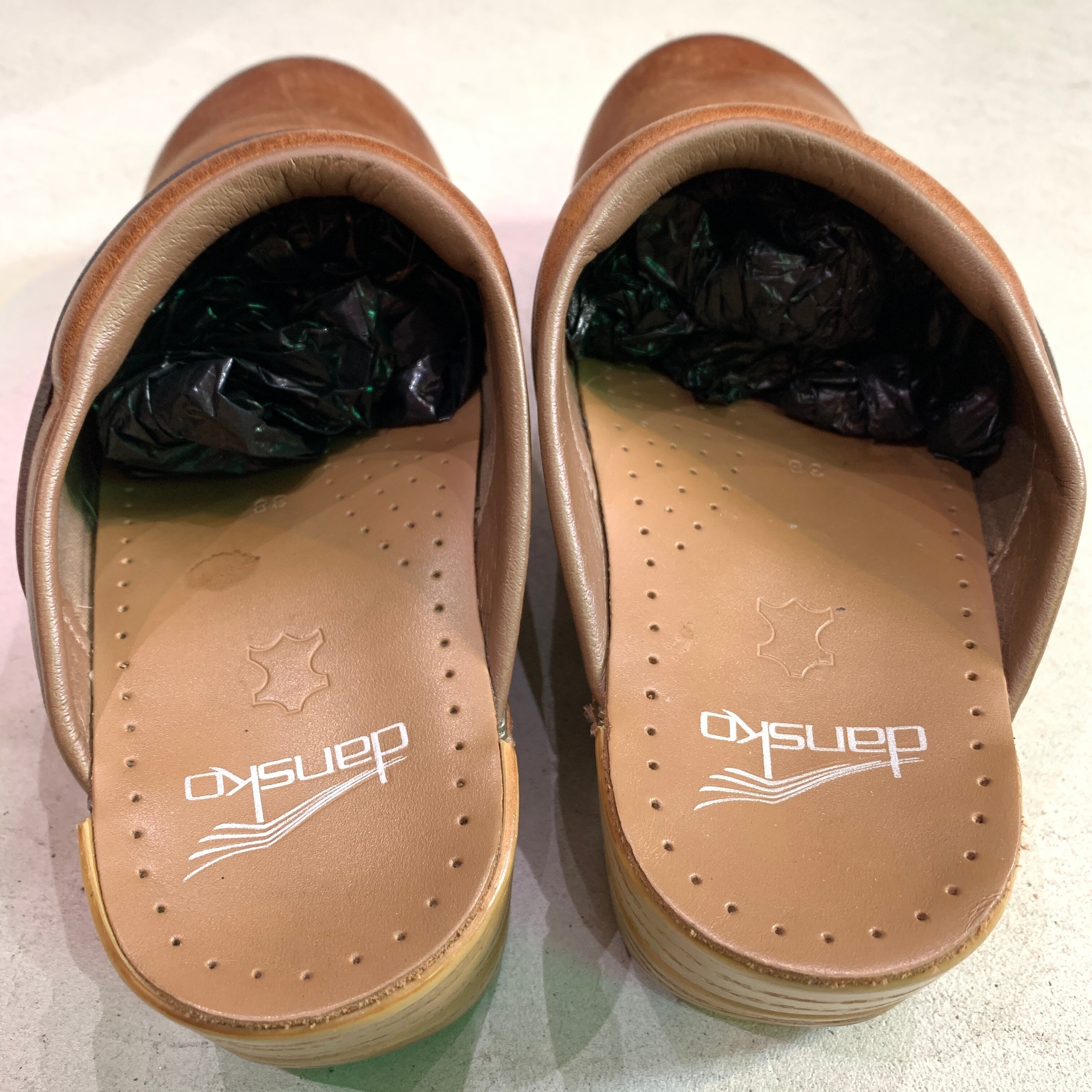 送料無料』dansko ダンスコ レザー厚底サンダル サボ 型押し装飾 