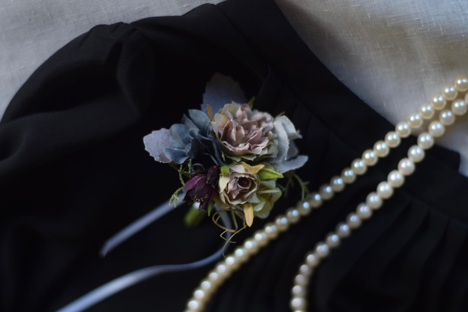 ニュアンスカラーのミニバラがシックなコサージュ | Pay ID 