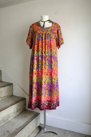 pentagon neck hibiscus one-piece