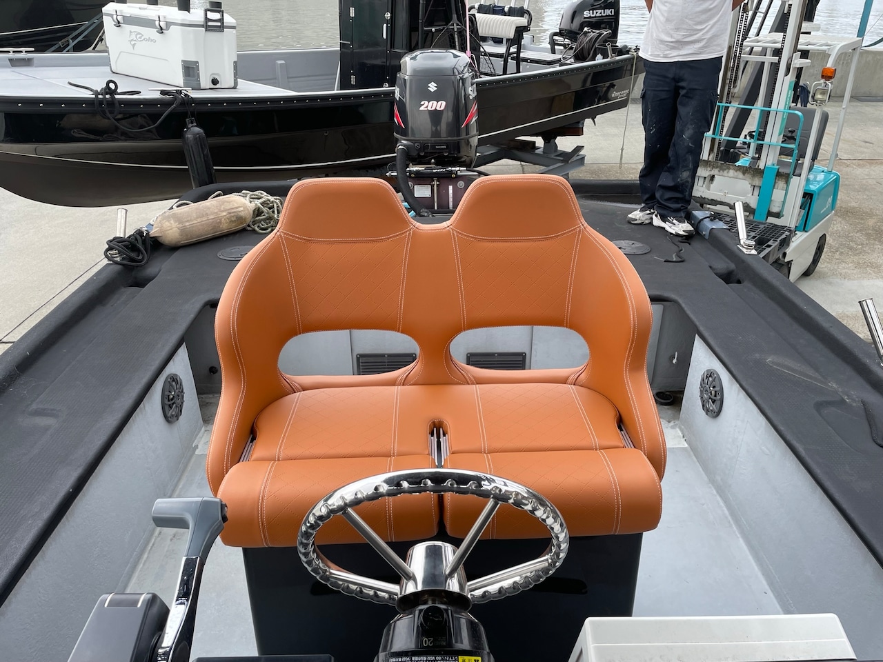 システムマリンレザーダブルシート Orca(白黒)色