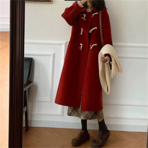 【送料無料】 ボアコート 3色 アウター 羽織り ミモレ丈 ベージュ ブラック レッド くすみカラー 大人カラー ベイクドカラー モノトーン 秋カラー 長袖 Vネック フレア Aライン ポケット モノトーンカラー 厚手生地 かわいい 大人可愛い 綺麗 シンプル カジュアル 大人 上品 おしゃれ お洒落 大人女子 こなれ感 コンサバ 定番アイテム 体型カバー ガーリー 無地 冬 女性 レディース ママ 20代 30代 40代 10代 デート お出かけ 女子会 お呼ばれ お茶会 授業参観 休日 ファッション