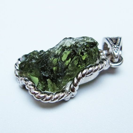モルダバイト ペンダント モルダウ石 ペンダントトップ 原石 一点物 メール便可 [M便 1/20] 199-501