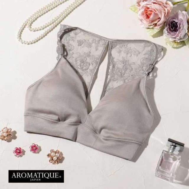 アロマティック AROMATIQUE レディース インナーウェア ブラ ブラレット レース リバーレース おしゃれ ノンワイヤー 締め付けない ハイバックデザイン コットン 日本製 ブランド ギフト プレゼント グレージュ R090AR At003