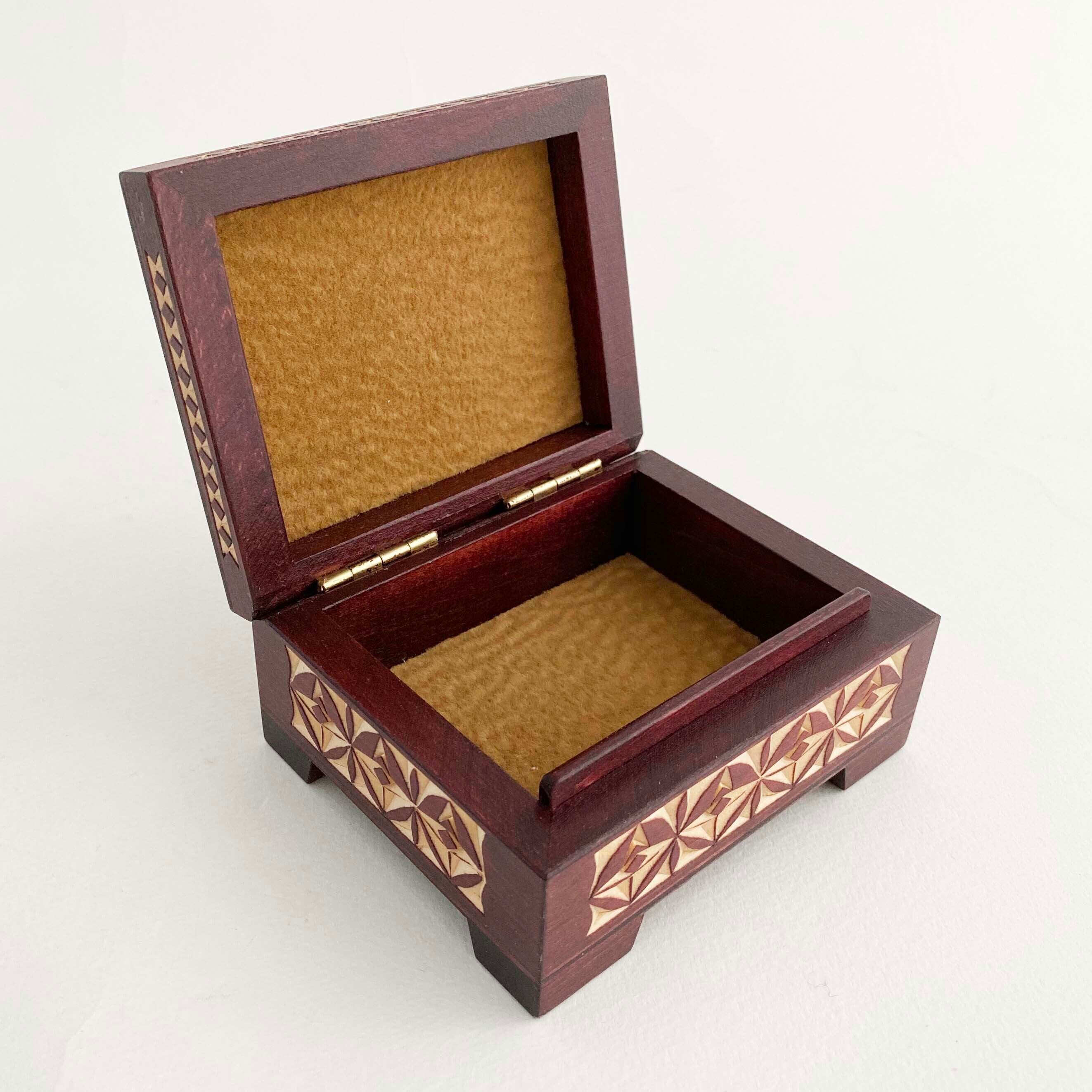 キーロフの木彫ひみつ箱(小)