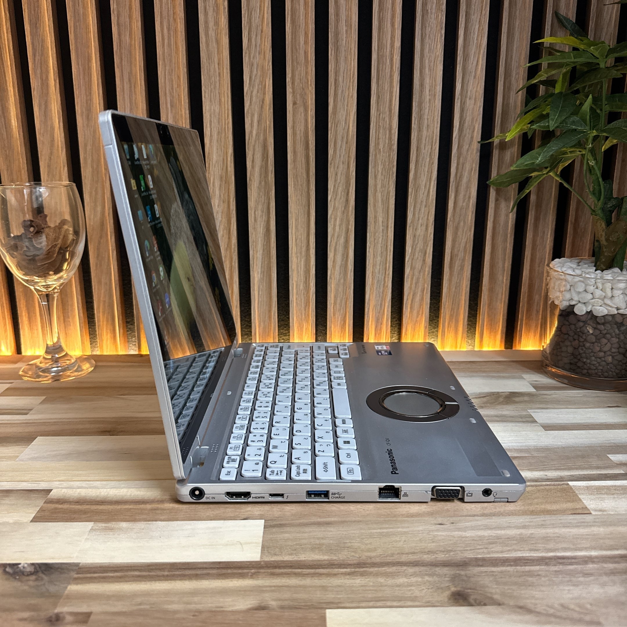 LTEモデル』Let's note QV1 最高峰i7第11世代 SSD512GB メモリ16GB