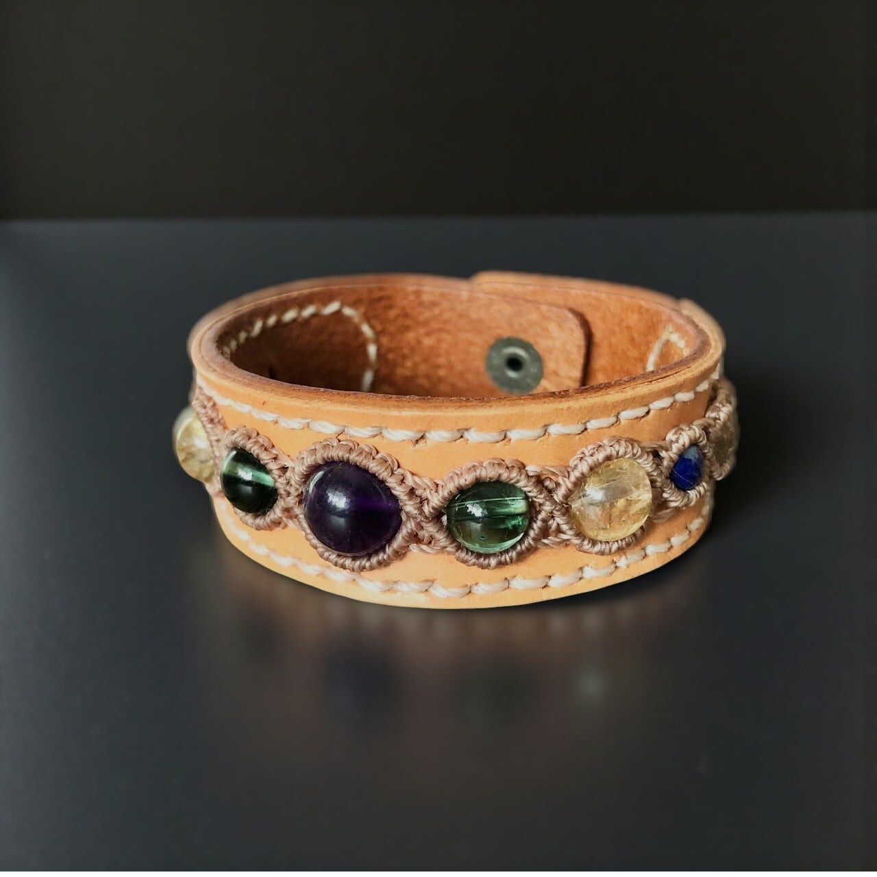 天然石×本革 マクラメブレスレット［アメジスト］｜一点仕立て・レザー