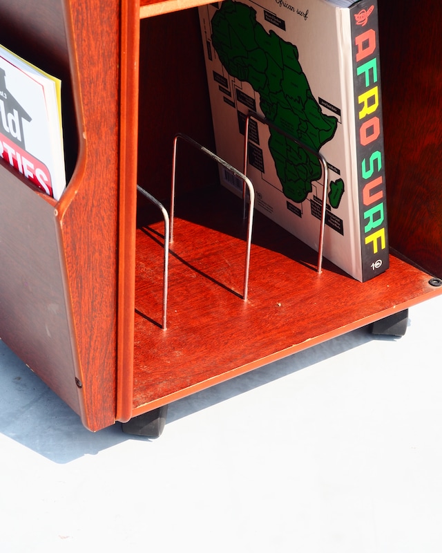 Wooden magazine rack with casters made in taiwan