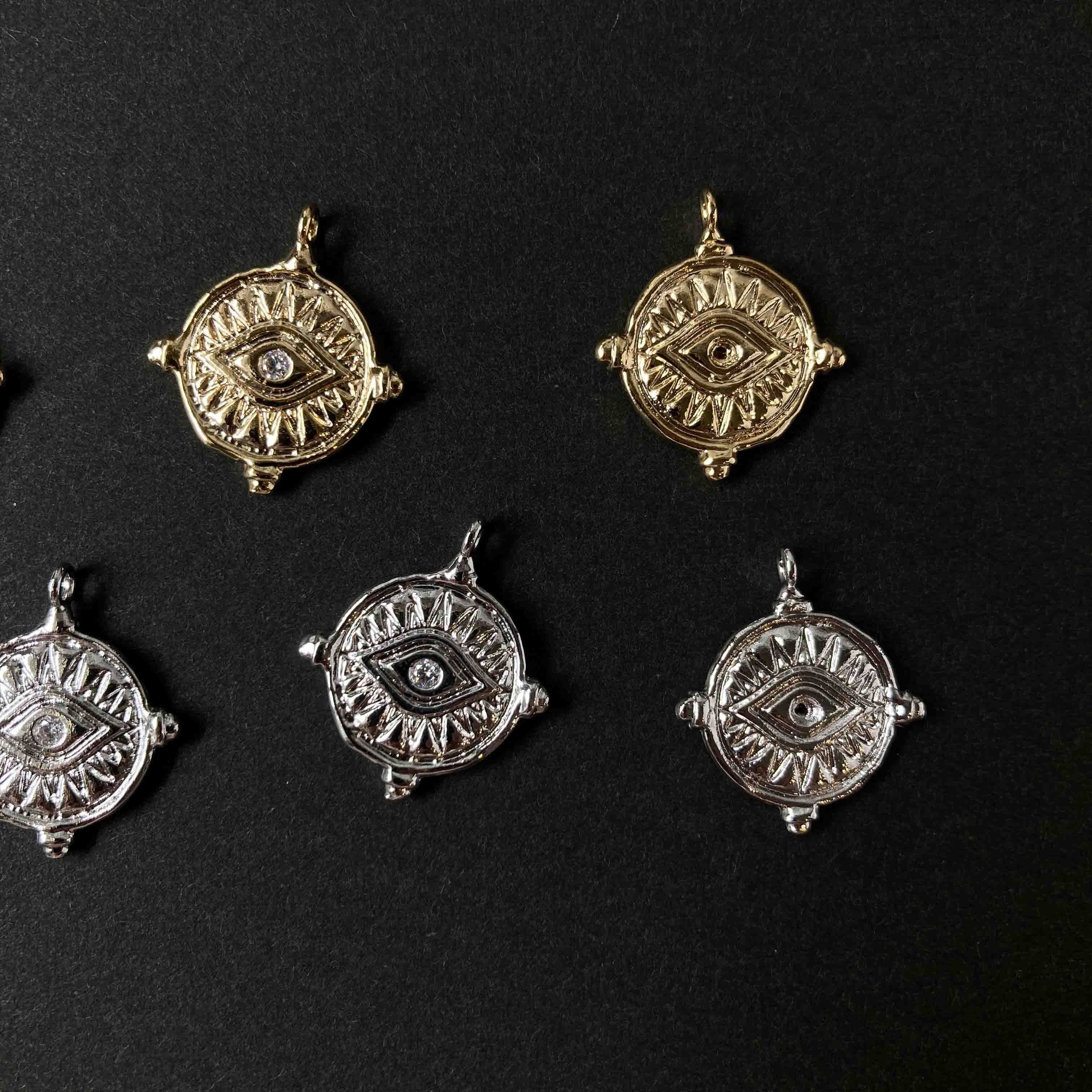 目モチーフのラウンドプレートメタルチャーム | Dua-アクセサリー