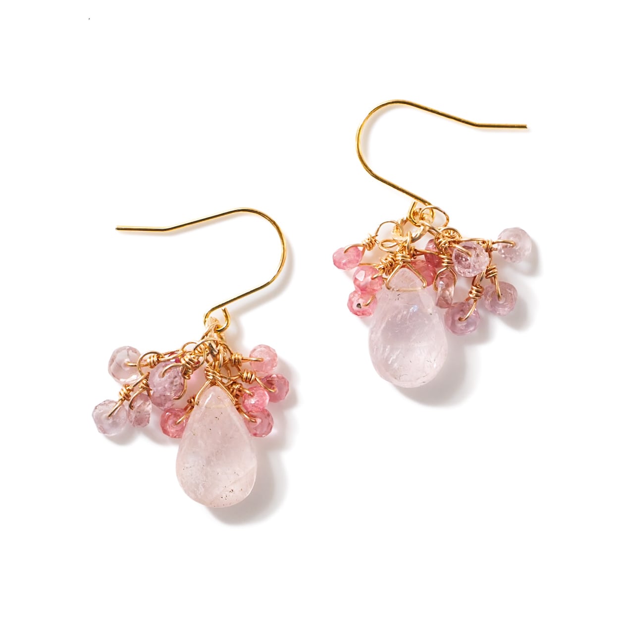 モルガナイトとレッドスピネルとピンクサファイアの天然石ピアス 桜色ピンクの揺れるしゃらしゃらデザイン