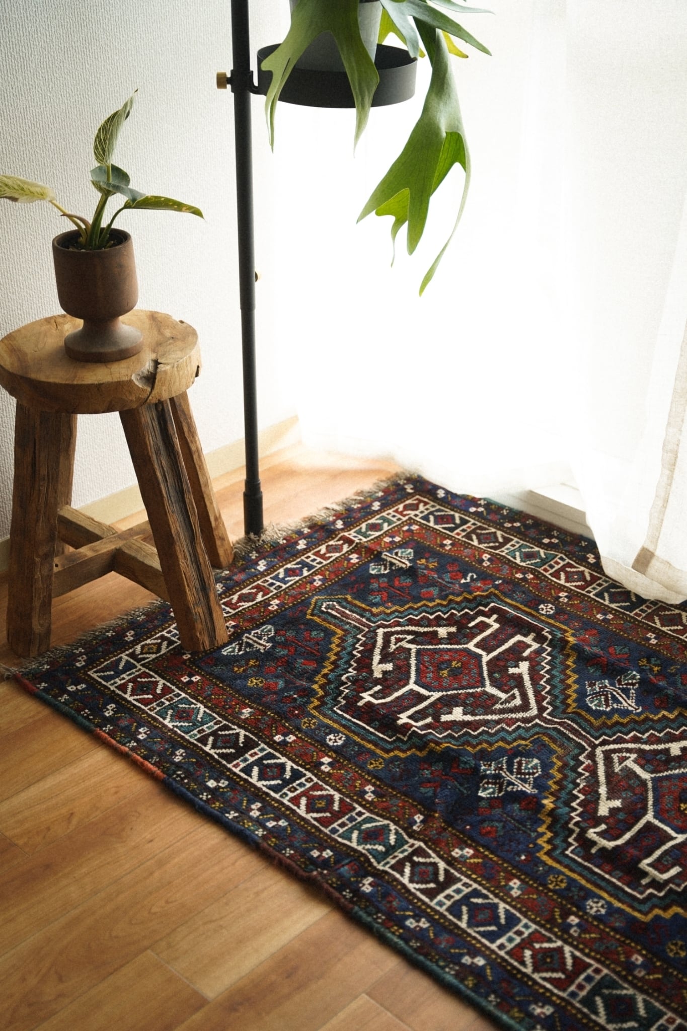 1135-Semi Antique Khamseh rug | 手織りのヴィンテージラグ専門店
