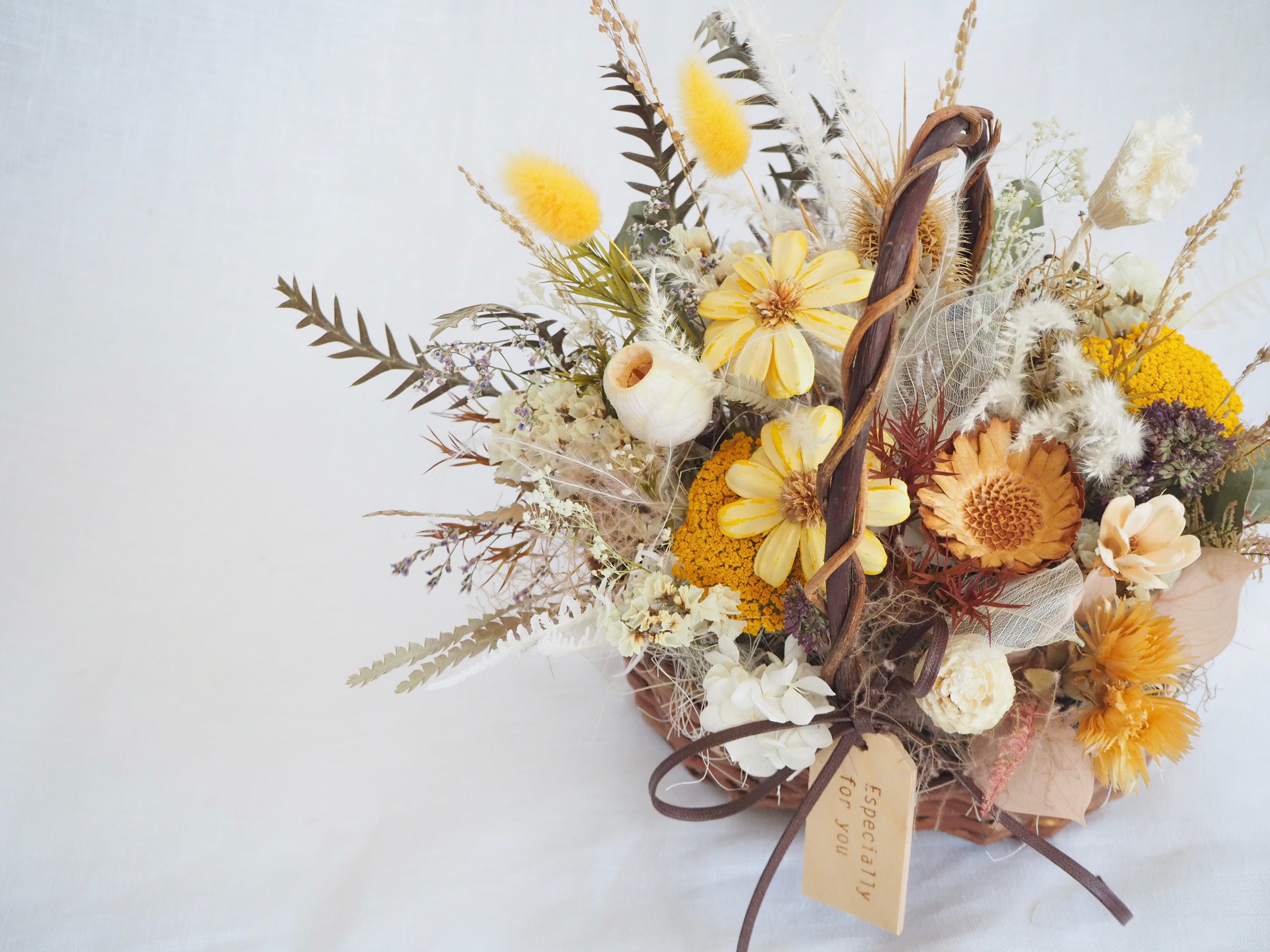 ふんわり明るいドライフラワー バスケットアレンジ basket