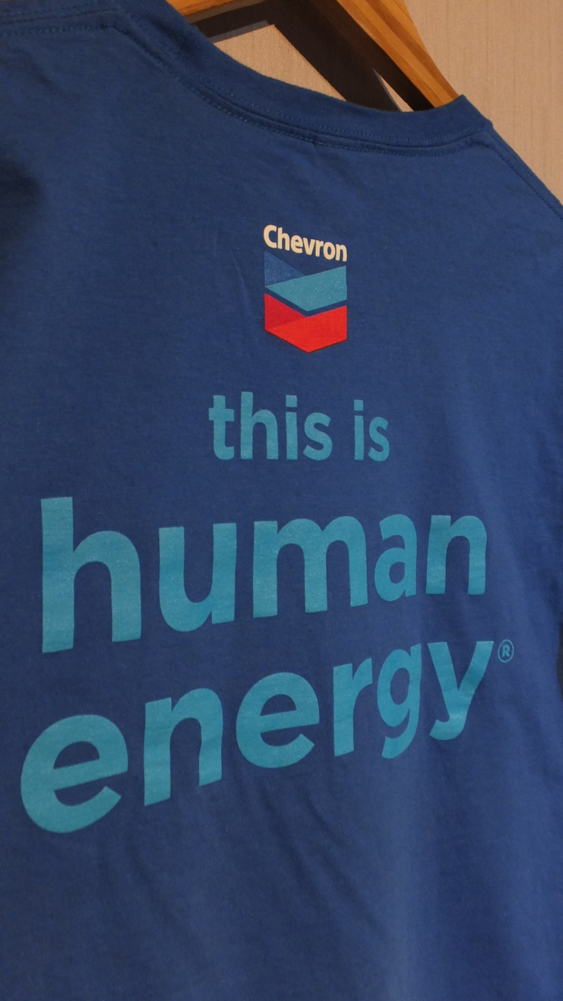 シェブロン Chevron Corporation アメリカの石油関連企業、ガソリンスタンド 両面ロゴプリント、裏面企業スローガンプリント入りTシャツ  日本サイズ概ねM相当（男女兼用サイズ基準）表示サイズM ブルー 企業物古着 | Pay ID