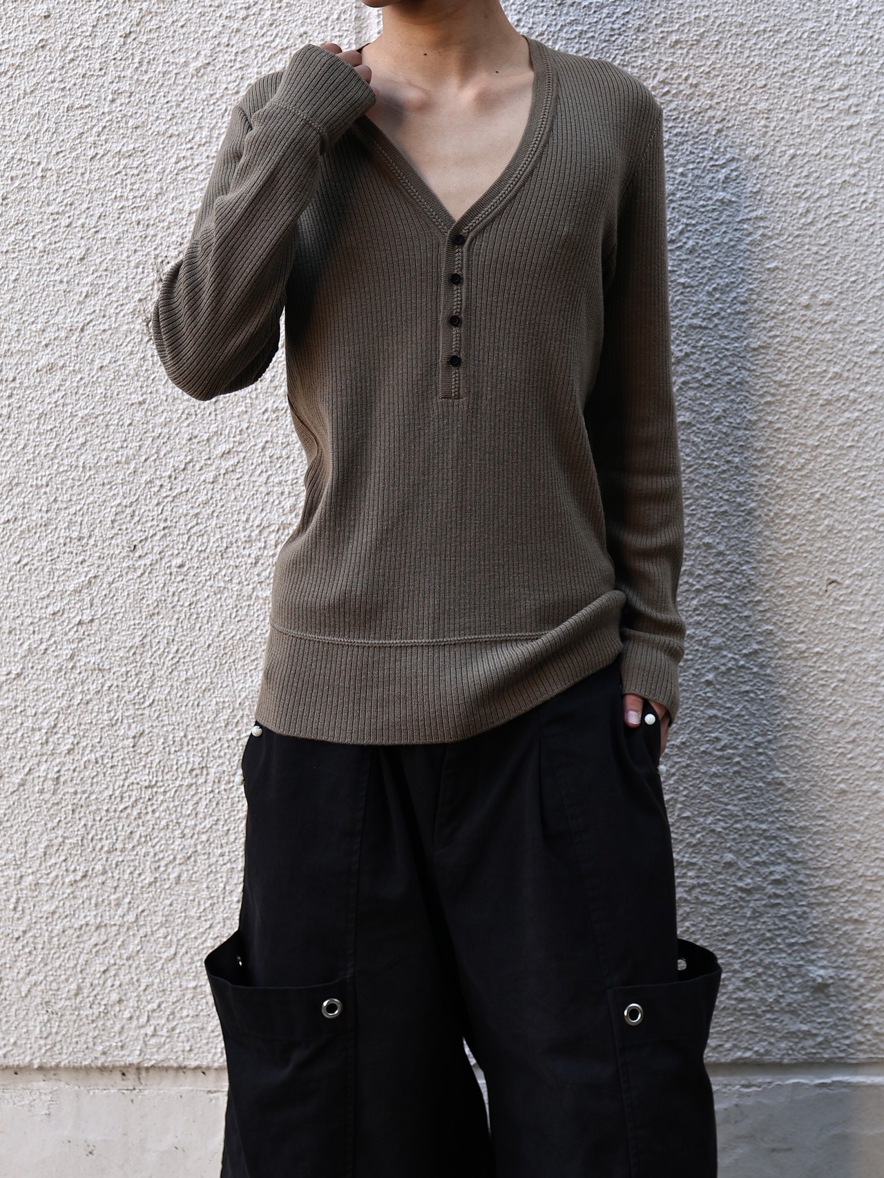 【blackbarrett】tight silhouette Vneck knit