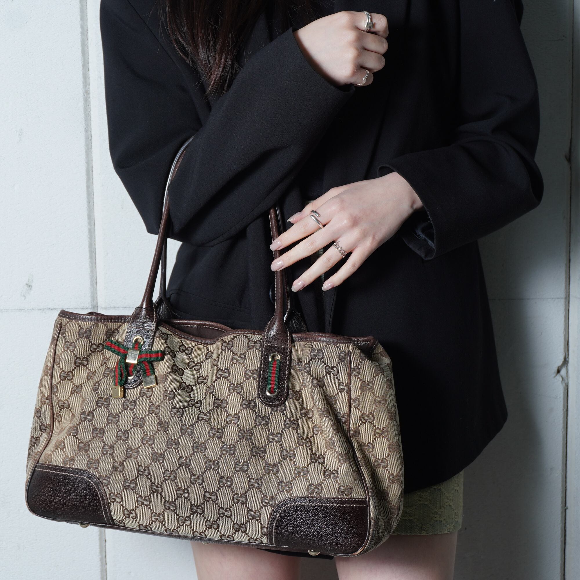 GUCCI グッチ シェリーラインGGキャンバス ハーフムーン ブラック GUCCI グッチ シェリーラインGGキャンバス ハーフムーン ブラック