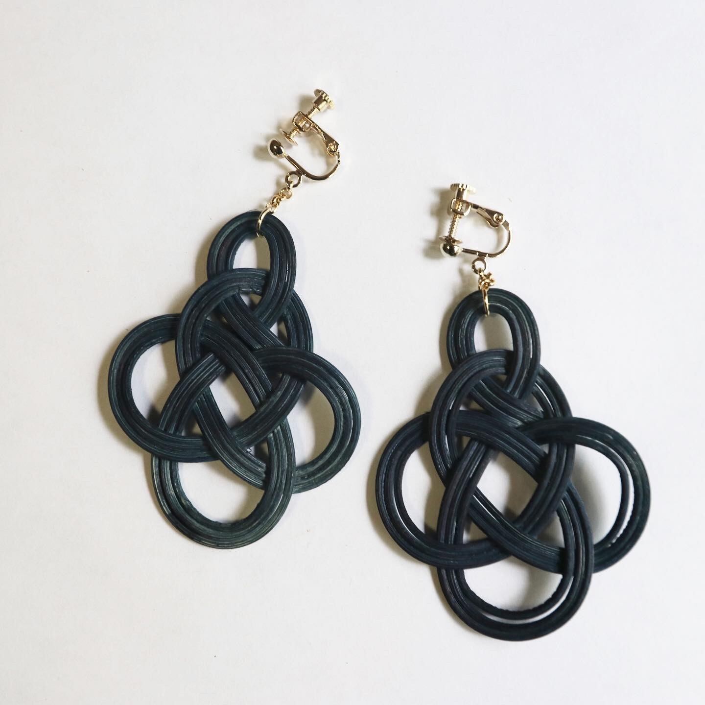 neulo「くもイヤリング」ラタン・藍染ネイビー