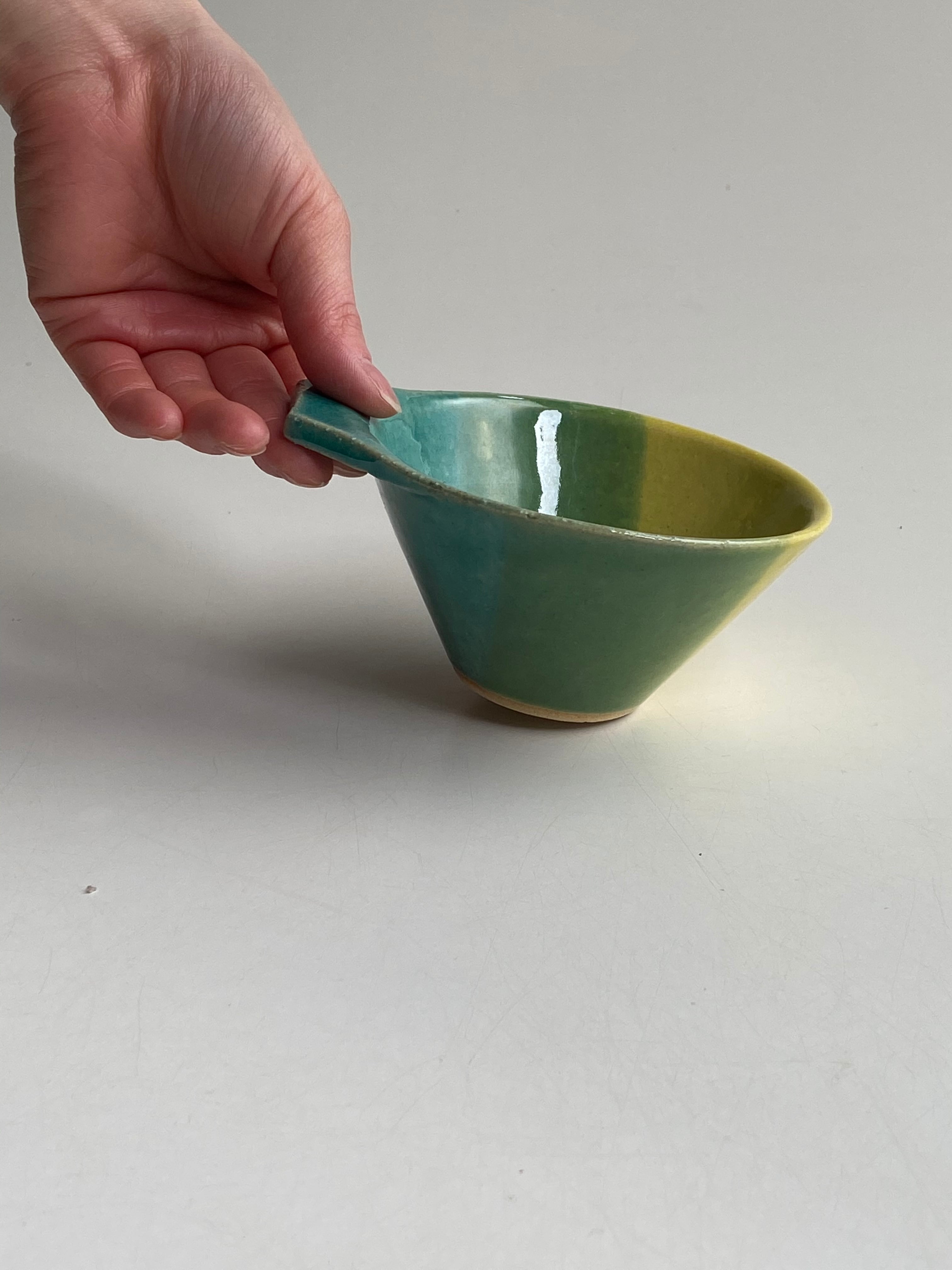 小鉢 ビタミン / レンジ・食洗機可 / 　mod-24 小鉢 和食器 おしゃれ 可愛い モダン カラフル 小さめ ダイエット 茶碗 とんすい パフェ スープカップ 離乳食 取手 取手付き ギフト プレゼント 出産祝い 内祝い お祝い 記念日 お食い初め デビュー 陶器  「おやつ カップ 」