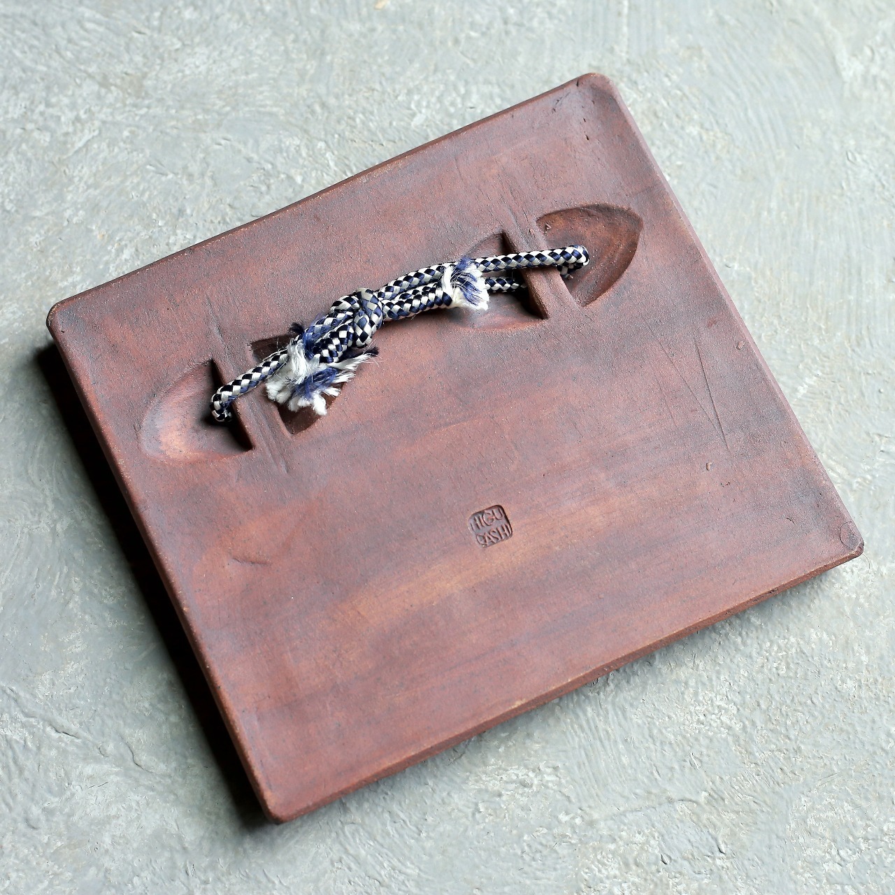 鮮やかなブルーが目を引く、可愛い小鳥の陶板｜鳥モチーフ 陶板 壁掛け ウォールデコ 陶器オブジェ