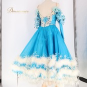 社交ダンス 衣装 スタンダード ドレス ワンピース 青 水色 ファー フリル プリーツ デモ 競技 パーティ 発表会 ブルー系 ホワイト系 鮮やか おしゃれ 豪華 スカート コスチューム 女性用 ダンス用品 競技用 イベント用 ステージ衣装 パフォーマンス用