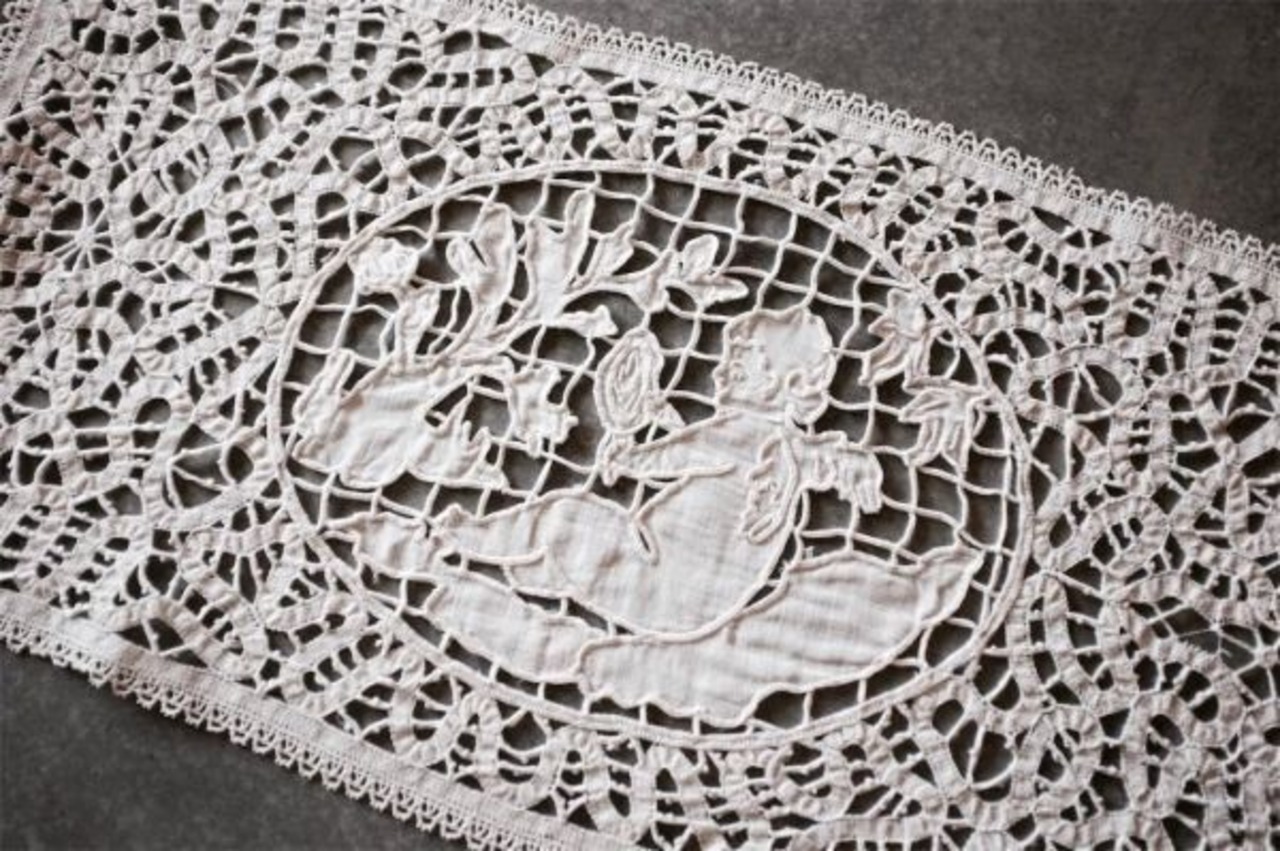 1900s France 57c リネン バルテュス的天使とテーブルセンター