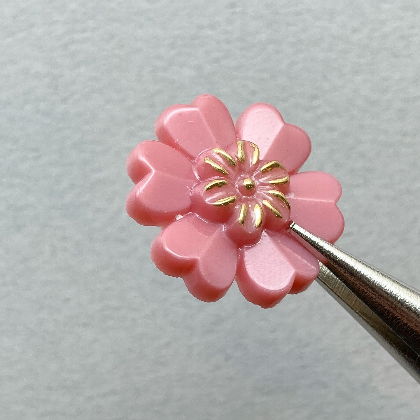 中心ゴールド6枚花びらチェコカボション | Dua-アクセサリーパーツショップ