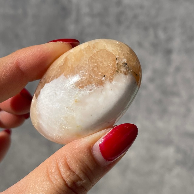 インド産【スコレサイト×スティルバイト】パームストーン ① 握り石｜鉱物 天然石 パワーストーン