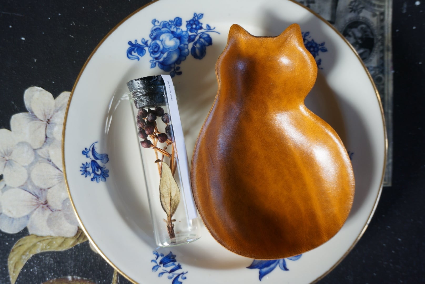 革の豆皿(大) おすましねこさん イエロー SHINARI 小瓶標本セット