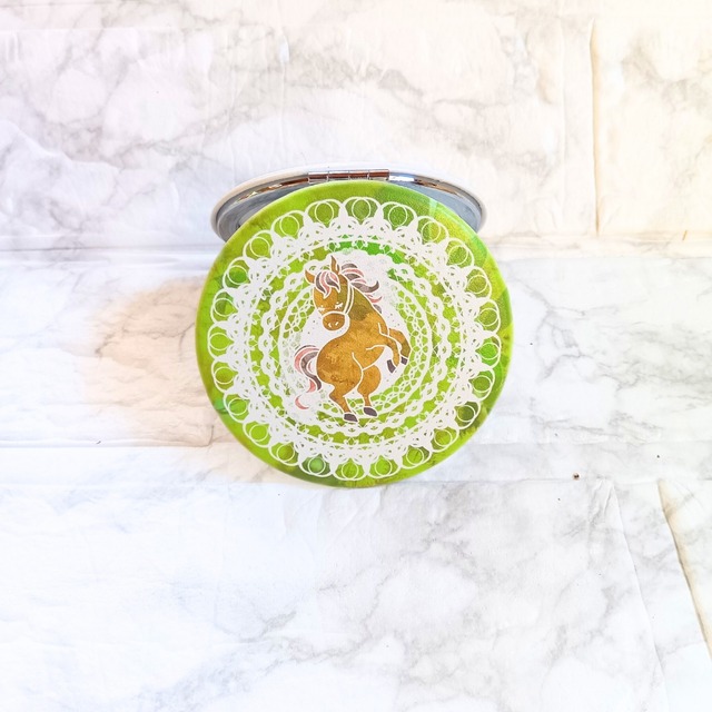 華やかなお馬のコンパクトミラー