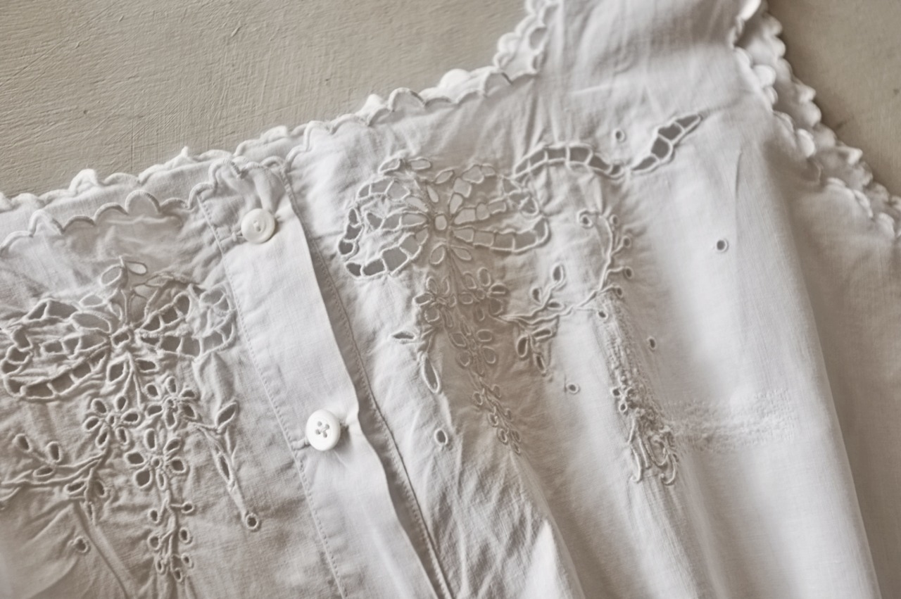 フランス 1900s 白リボンと白花とフリルレースブラウス アンティーク