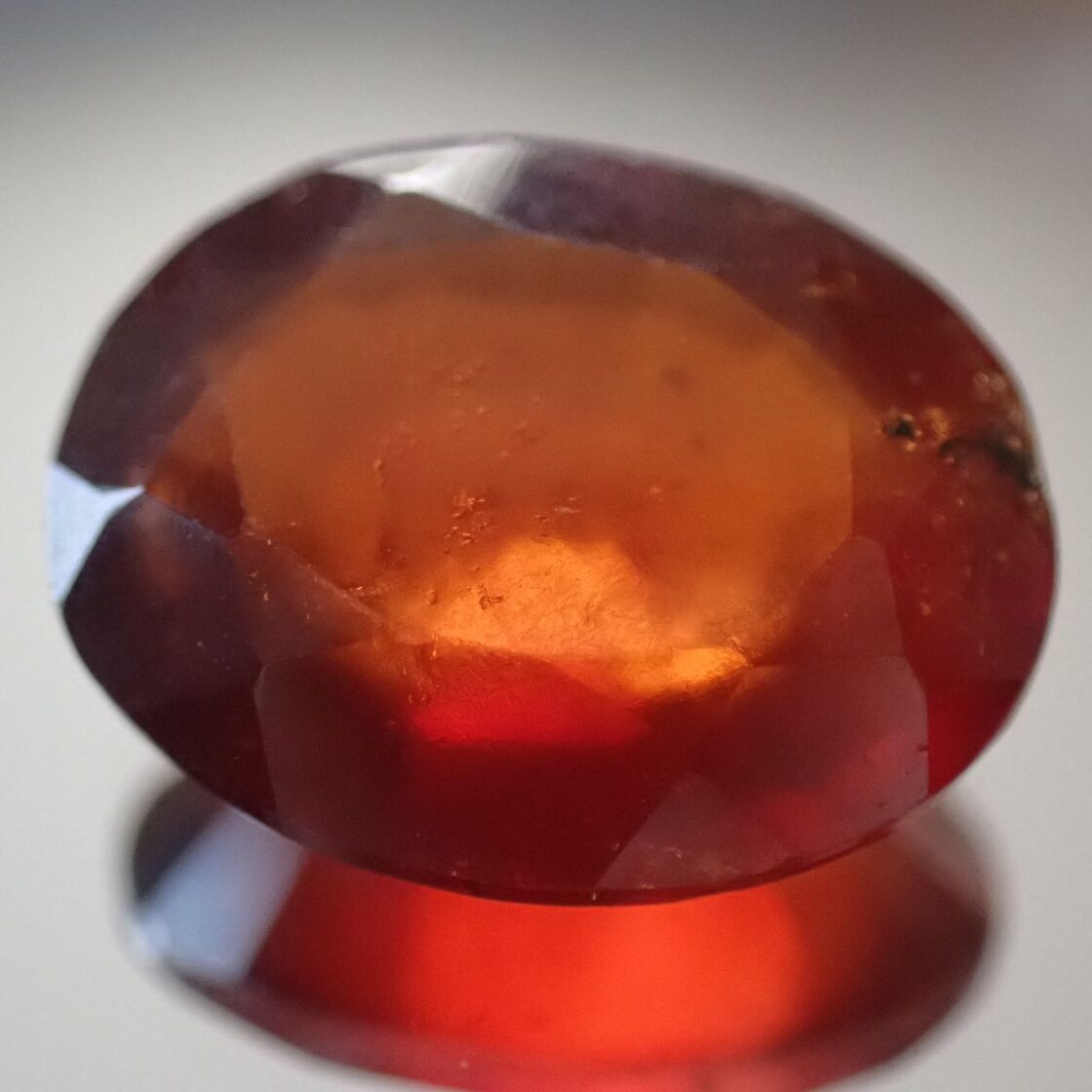 ヘソナイトガーネット オーバルカットルース 4.6ct 12mm*9.6mm*4.6mm 