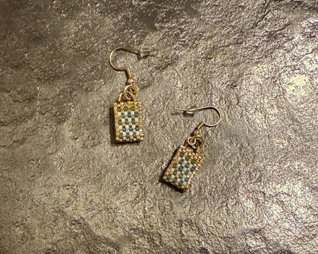 ビーズピアス　リバーシブル　スカイブルー