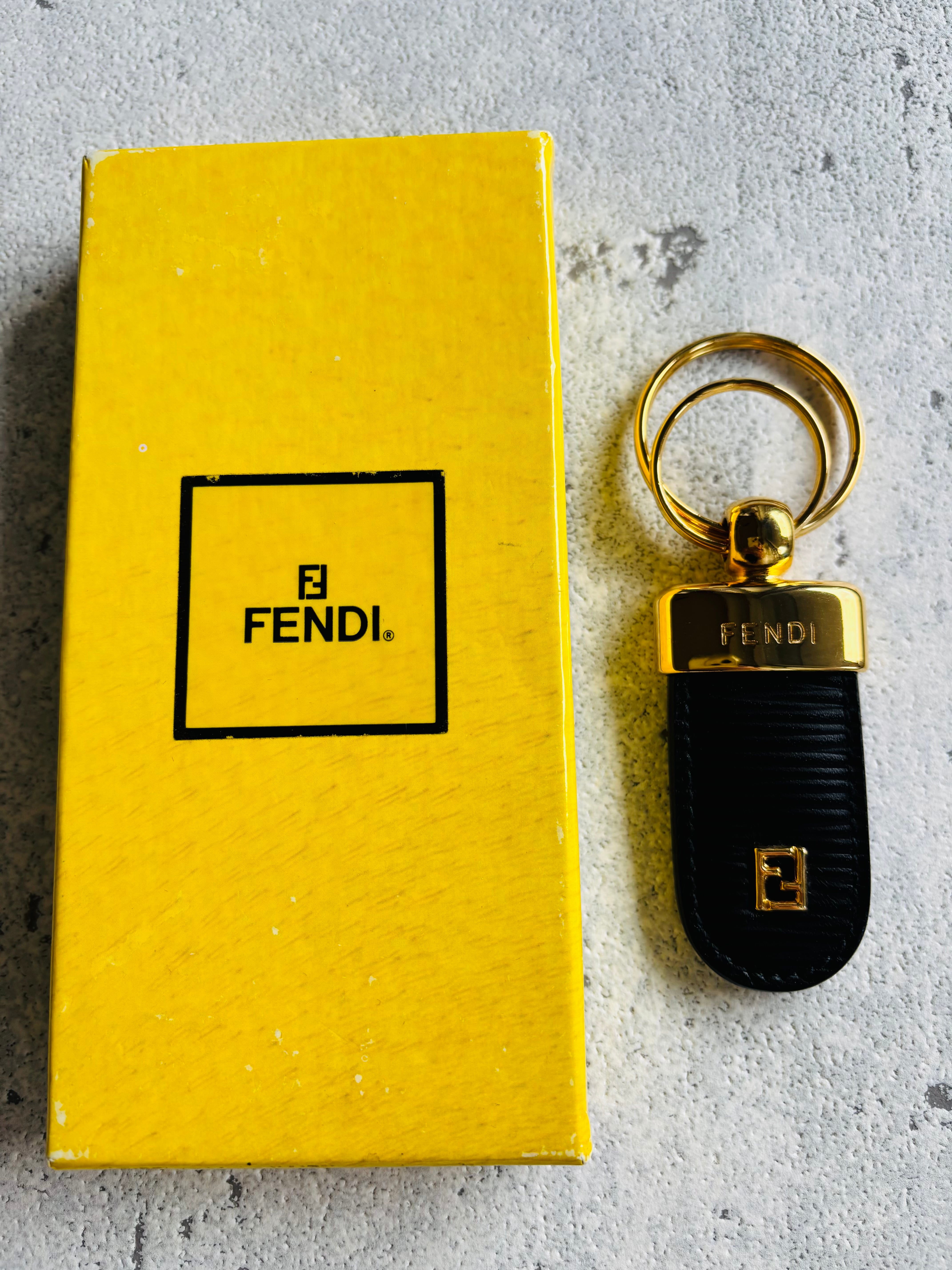 未使用 FENDI レザーキー カバー キーリング バッグチャーム 箱付き FENDI Fマーク レザーキーリング ブラック 箱付き | Petit luxe Vintage