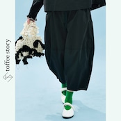 シルエットで遊ぶ、ふんわりブラックパンツ 《i0756》