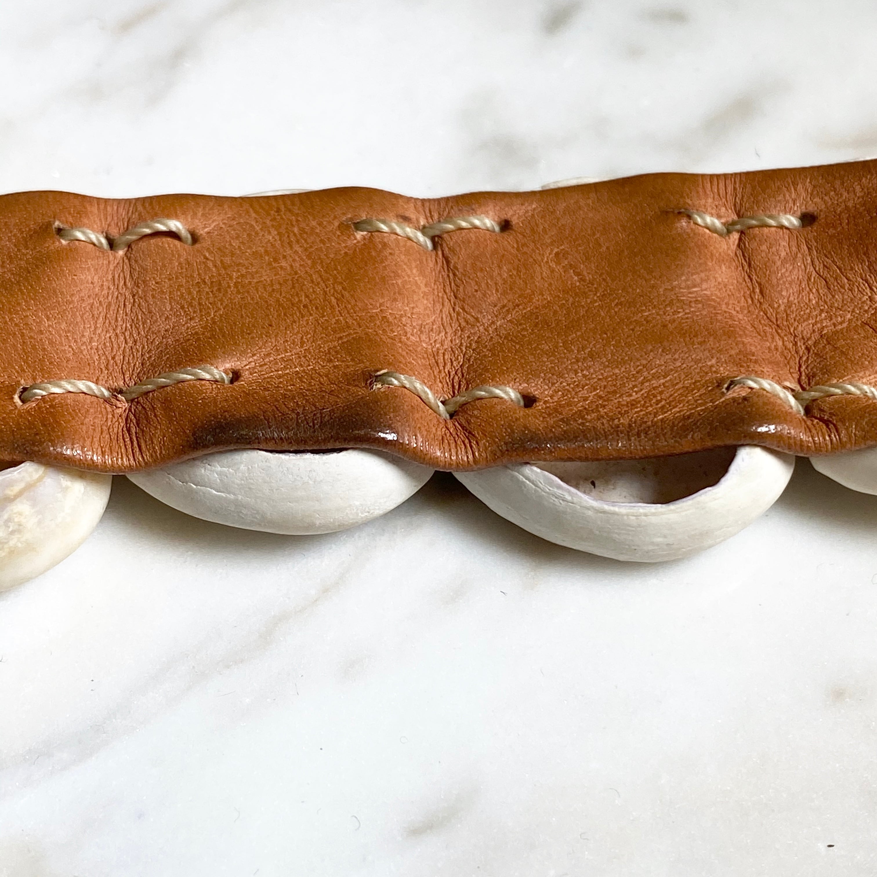 MAISON MARTIN MARGIELA leather bracelet with coquillage | NOIR ONLINE