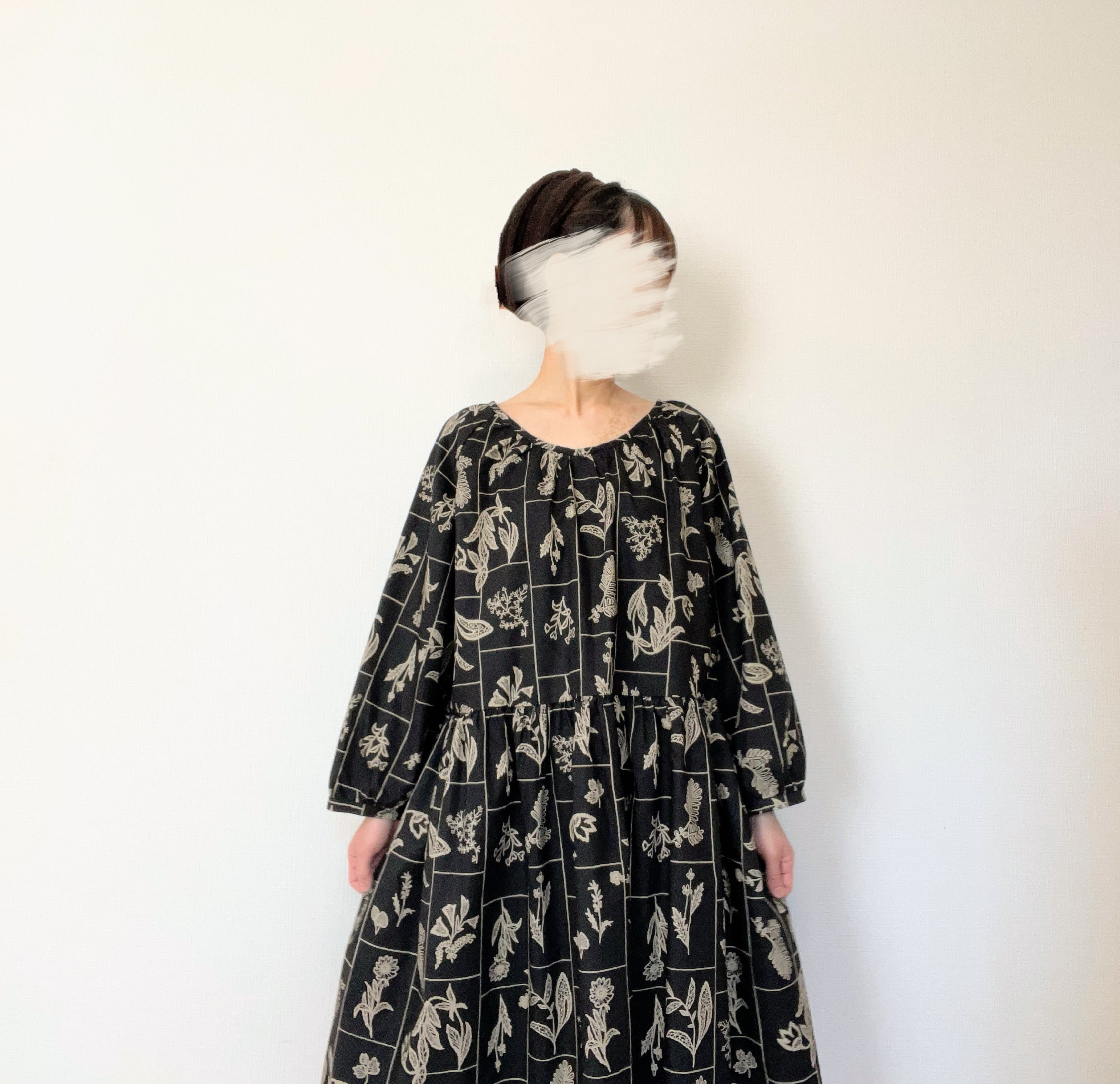 大人の花柄ブラックワンピース＊刺繍調の植物標本＊長袖＊ゆったり