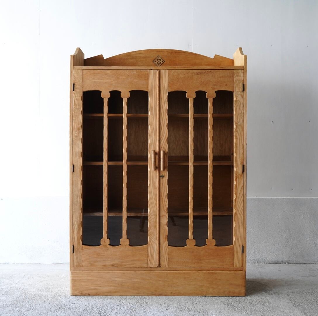 古い開き戸のキャビネット