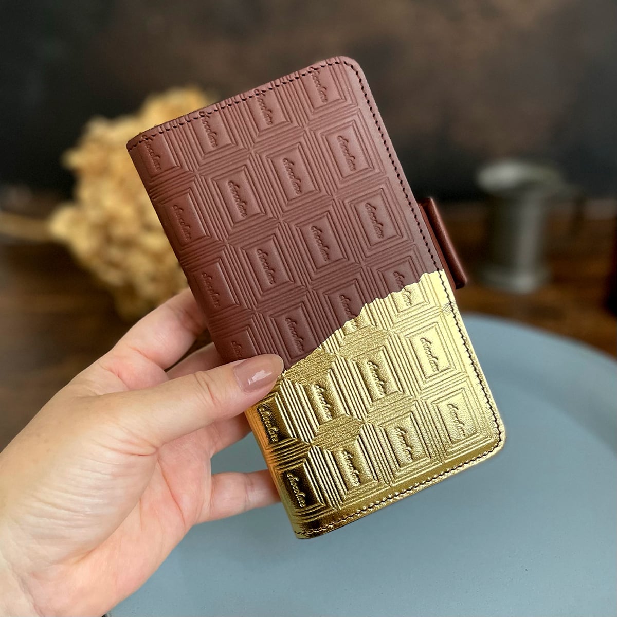 LLサイズ：革のチョコ手帳型スマホケース スイート（金の包み紙